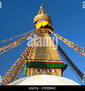 Boudha, bodhnath ou Boudhanath stupa avec des drapeaux de prière, le plus grand stupa bouddhiste dans la ville de Katmandou, le bouddhisme au Népal Banque D'Images