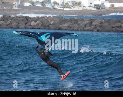 Même les habitants de la région se rassemblent à Costa Teguise pour le vent et les vagues pour profiter de leur sport. Banque D'Images