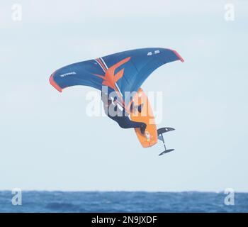 Même les habitants de la région se rassemblent à Costa Teguise pour le vent et les vagues pour profiter de leur sport. Banque D'Images