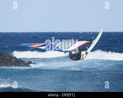 Costa Teguise est un aimant pour les amateurs de sports nautiques, y compris les habitants de la région. Banque D'Images