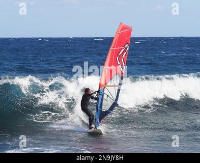 Costa Teguise est un aimant pour les amateurs de sports nautiques, y compris les habitants de la région. Banque D'Images