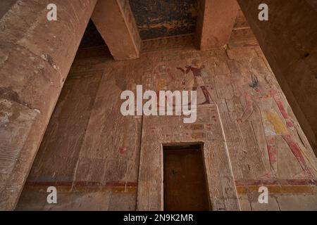 Temple de Hatshepsut, Louxor Égypte montrant la cour-chapelle D'ANUBIS avec scène de Thutmose III offrit du vin au dieu Sokar un des dieux des morts Banque D'Images