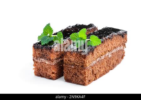 Tranches de gâteau au chocolat isolées sur blanc Banque D'Images