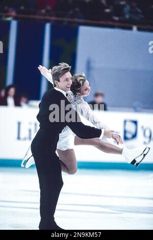 Jayne Torvill et Christopher Dean (GBR) remportent la médaille de bronze en danse sur glace aux Jeux olympiques d'hiver de 1994 Banque D'Images