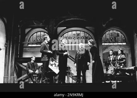 l-r: Ronald Pickup (William Mossop), Stephen Reynolds (Fred Beenstock), Roger Alborough (Albert Prosser), Arthur Lowe (Henry Horatio Hobson), Julia McKenzie (Maggie Hobson), Lesley Manville (Alice Hobson), Veronica Sowerby (Vickey Hobson) dans les COSTUMES DE HOBSON choisis par HOBSON par HOBSON par KENNETH Brightwood, ou Harold Melhouse, 02/1981, au théâtre de Londres, W6 02, au théâtre: Mark Negin éclairage: Mark Dawson réalisateur: David Giles Banque D'Images