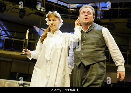 Joanna Riding (Maggie Hobson), John Thomson (Willie Mossop) au CHOIX DE HOBSON par Harold Brightouse au Royal Exchange Theatre, Manchester, Angleterre 19/05/2003 design: Johanna Bryant éclairage: Jason Taylor directeur: Braham Murray Banque D'Images