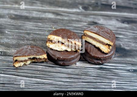 Biscuits fourrés et enrobés de chocolat naturel, concept de gain de poids, boulangerie et pâtisseries, foyer sélectif de la pile de biscuits biscuit recouvert de Banque D'Images