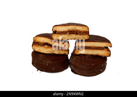 Biscuits fourrés et enrobés de chocolat naturel, concept de gain de poids, boulangerie et pâtisseries, foyer sélectif de la pile de biscuits biscuit recouvert de Banque D'Images