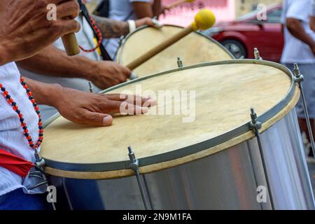 Batteur jouant son instrument pendant les célébrations du carnaval dans les rues du Brésil Banque D'Images