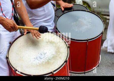 Tambours joués dans les rues de la ville de Belo Horizonte lors d'un spectacle de samba au carnaval de rue brésilien Banque D'Images