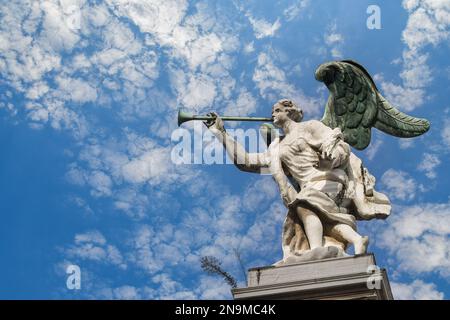 Statue de l'Ange de la renommée jouant la trompette au sommet de l'église de Santa Maria del Giglio, également connue sous le nom de Santa Maria Zobenigo, Venise, Italie Banque D'Images