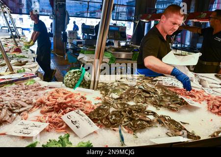 Poissonniers organisant la prise du jour sur le comptoir sous la Loggia du marché aux poissons sur le Grand Canal, sestiere de San Polo, Venise, Italie Banque D'Images