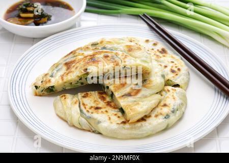 Crêpes à l'oignon vert chinois maison. L'intérieur est superposé. Banque D'Images