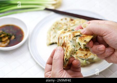 Crêpes à l'oignon vert chinois maison. L'intérieur est superposé. Banque D'Images