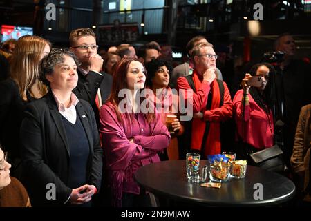 Berlin, Allemagne. 12th févr. 2023. Les membres du parti observent les résultats des élections de la Chambre des représentants de Berlin au parti électoral du SPD dans le Festsaal Kreuzberg. L'élection de la Chambre des représentants de Berlin sur 26 septembre 2021 en 19th, qui a par la suite été déclarée invalide par la Cour constitutionnelle de Berlin, a été répétée dimanche. Credit: Christophe bateau/dpa/Alay Live News Banque D'Images