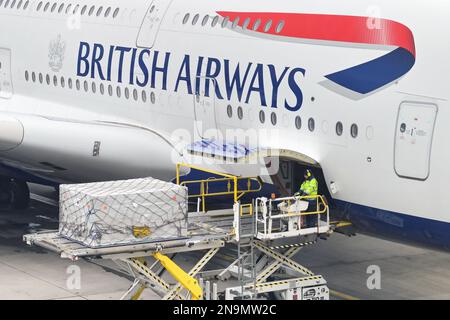 Londres, Royaume-Uni - février 2023 : chargement d'une palette de fret aérien dans la soute d'un avion Airbus A380 de British Airways Banque D'Images