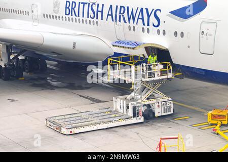 Londres, Royaume-Uni - février 2023 : chargement d'une palette de fret aérien dans la soute d'un avion Airbus A380 de British Airways Banque D'Images