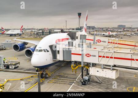 Londres, Royaume-Uni - février 2023 : British Airways Airbus A380 jet (enregistrement G-XLEH) attaché à un passager à bord d'un pont aérien Banque D'Images