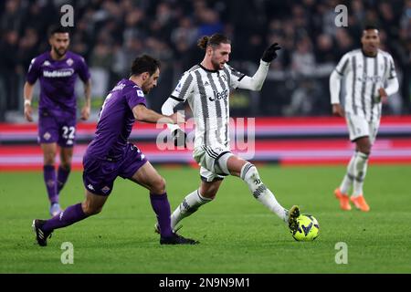 Turin, Italie. 12th févr. 2023. Adrien Rabiot de Juventus FC et Giacomo Bonaventura de ACF Fiorentina bataille pour le ballon pendant la série Un match entre Juventus FC et ACF Fiorentina au stade Allianz sur 12 février 2023 à Turin, Italie . Credit: Marco Canoniero / Alamy Live News Banque D'Images