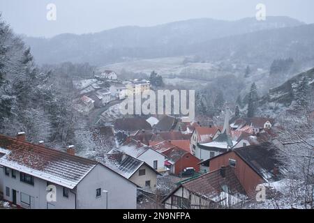 Falkenstein, Allemagne - 31 janvier 2021: Brouillard sur un petit village entouré de collines par un jour d'hiver en Rhénanie Palatinat, Allemagne. Banque D'Images
