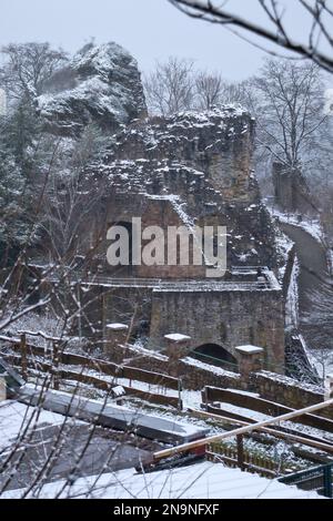 Falkenstein, Allemagne - 31 janvier 2021: Le château de Falkenstein est en ruines à côté des rochers sur le froid, hiver neigeux en Rhénanie Palatinat, Allemagne. Banque D'Images