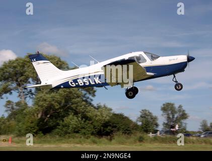 Un Piper PA-28-161 Cherokee Warrior léger quitte un aérodrome privé dans East Sussex Banque D'Images