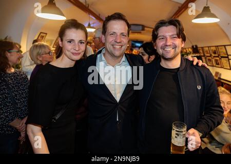 Mayence, Allemagne. 12th févr. 2023. Le candidat Nino Haase (indépendant, M) célèbre sa victoire aux côtés de son épouse Mandy Haase et d'un partisan du parti électoral après l'élection mayonnaise à Eisgrub-Bräu. Après avoir compté les premiers districts électoraux dans l'élection de OB à Mayence, Haase et Chr. Viering des Verts a pris le dessus. Les premiers résultats préliminaires de 34 des 118 circonscriptions électorales ont vu Haase, âgée de 39 ans, devancer avec environ 40 pour cent. Credit: Jörg Halisch/dpa/Alamy Live News Banque D'Images