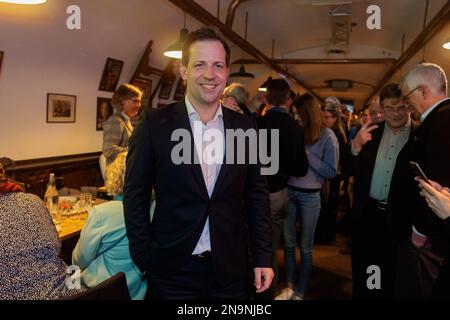 Mayence, Allemagne. 12th févr. 2023. Le candidat Nino Haase (aucune affiliation à un parti) sourit au parti électoral après l'élection mayonnaise à Eisgrub-Bräu. Après avoir compté les premiers districts électoraux dans l'élection de OB à Mayence, Haase et Chr. Viering of the Green Party a pris le dessus. Les premiers résultats préliminaires de 34 des 118 circonscriptions électorales ont vu Haase, âgée de 39 ans, devancer avec environ 40 pour cent. Credit: Jörg Halisch/dpa/Alamy Live News Banque D'Images