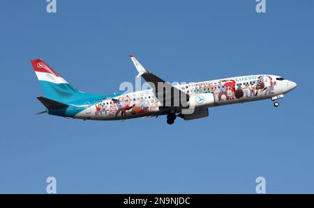 Un Boeing 737-800 de Luxair dans un programme spécial faisant la promotion de la ville d'Esch comme capitale culturelle voir au départ de Lanzarote Arrecife Airport Canaries Banque D'Images