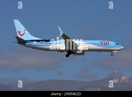 Un Boeing 737-800 de TUI approchant l'aéroport de Tenerife Sud Banque D'Images