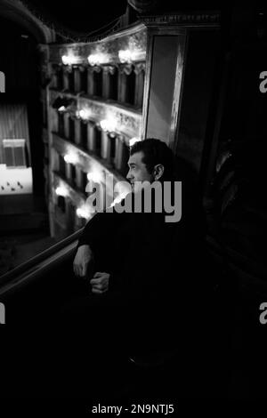 Rome, Italie. 10th févr. 2023. ROME, ITALIE - FÉVRIER 10 : (NOTE DE LA RÉDACTION : l'image a été convertie en noir et blanc.) Séance portrait avec l'acteur Vinicio Marchioni avant le spectacle de théâtre 'Chi ha ucciso Virginia Woolf' au Teatro Argentina, sur 10 février 2023 à Rome, Italie. (Photo par Luca Carlino/NurPhoto)0 crédit: NurPhoto SRL/Alay Live News Banque D'Images