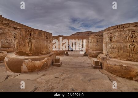 Hiéroglyphes et colonnes au temple mortuaire de Ramsès III à Medinet Habu à Louxor, en Égypte Banque D'Images