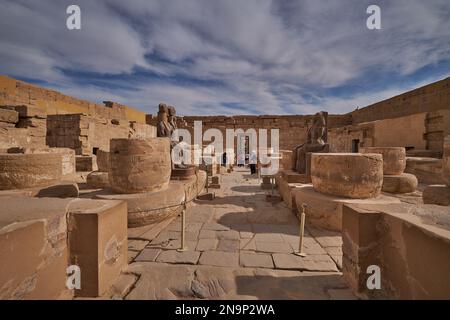 Hiéroglyphes et colonnes au temple mortuaire de Ramsès III à Medinet Habu à Louxor, en Égypte Banque D'Images