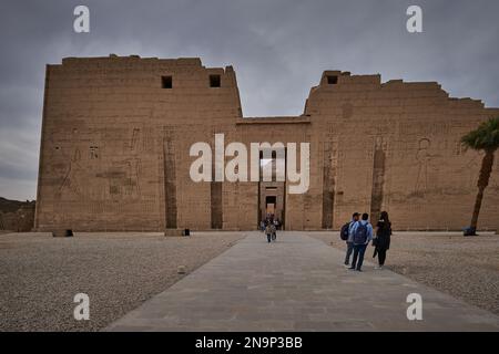 Temple mortuaire de Ramesses III à Medinet Habu à Louxor, Égypte vue extérieure de la lumière du jour montrant le premier pylône et l'entrée principale de la piste Banque D'Images