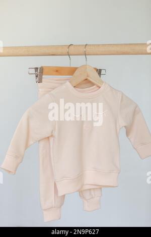 Mode minimaliste esthétique pour bébé. Tons pastel des vêtements pour enfants Banque D'Images