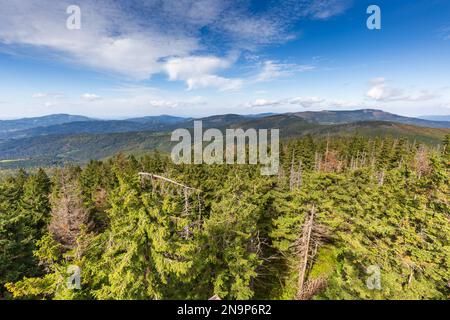 Panorama des monts Silésiens Beskids depuis la montagne Barania Gora par une belle journée d'automne Banque D'Images