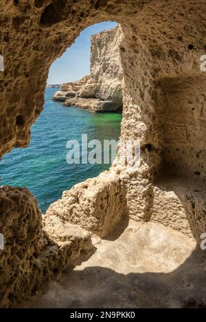 Grotte de Boneca près de la ville de Carvoeiro dans la région de l'Algarve, Portugal Banque D'Images