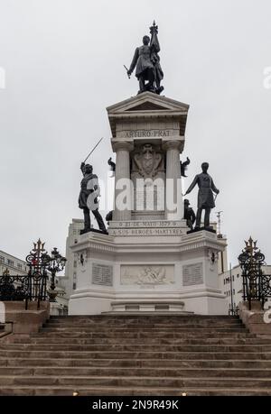 Valparaiso, Chili - 22 janvier 2023 : statue et monument d'Arturo Prat sur la place Sotomayor Banque D'Images