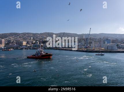 Valparaiso, Chili - 22 janvier 2023 : bateau à remorqueurs dans le port de Valparaiso au Chili lorsque le bateau de croisière quitte la ville Banque D'Images