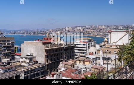 Valparaiso, Chili - 22 janvier 2023 : bâtiments de la ville dans un panorama de la ville de Valparaiso au Chili Banque D'Images