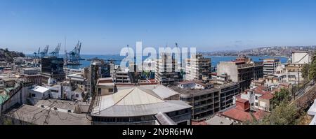 Valparaiso, Chili - 22 janvier 2023 : bâtiments de la ville dans un panorama de la ville de Valparaiso au Chili Banque D'Images