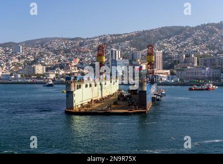 Valparaiso, Chili - 22 janvier 2023 : quai flottant appartenant à Sociber dans le port de Valparaiso Banque D'Images