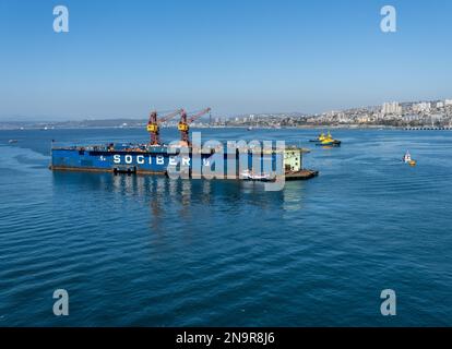 Valparaiso, Chili - 21 janvier 2023 : quai flottant appartenant à Sociber dans le port de Valparaiso Banque D'Images