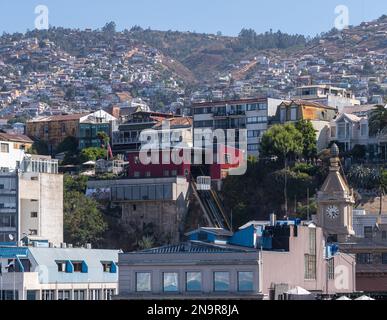 Valparaiso, Chili - 22 janvier 2023 : voitures sur la voie escarpée du funiculaire de Valparaiso, Chili Banque D'Images