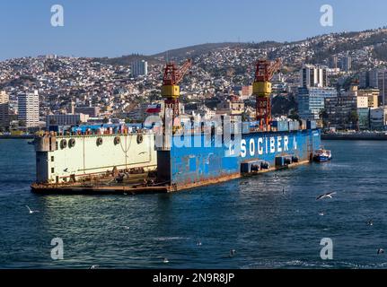 Valparaiso, Chili - 22 janvier 2023 : quai flottant appartenant à Sociber dans le port de Valparaiso Banque D'Images