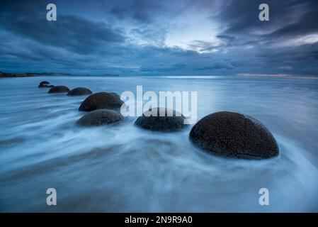 Photo rehaussée en couleur des Moeraki Boulders le long d'un tronçon de Koekohe Beach. ; Hampden Beach, Nouvelle-Zélande Banque D'Images