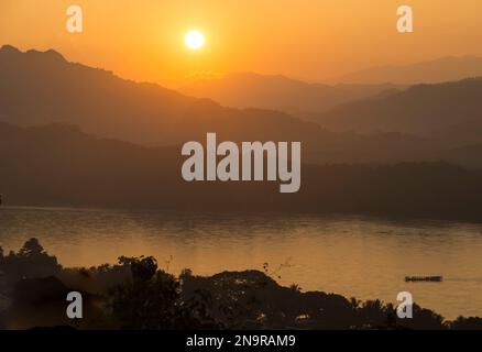 Coucher de soleil le long du fleuve Mékong ; province de Luang Prabang, Laos Banque D'Images