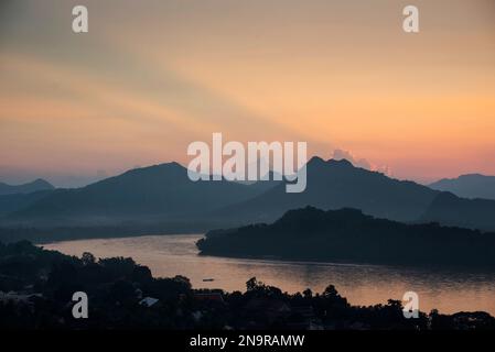 Coucher de soleil le long du fleuve Mékong ; province de Luang Prabang, Laos Banque D'Images