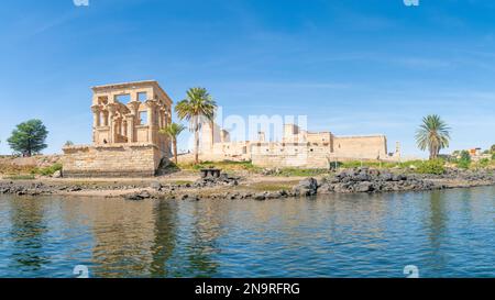 Assouan, Égypte; 12 février 2023 - le kiosque de Trajan est un temple situé sur l'île d'Agilkia, dans le sud de l'Égypte. Il est attribué à Trajan, empereur romain fr Banque D'Images