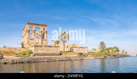 Assouan, Égypte; 12 février 2023 - le kiosque de Trajan est un temple situé sur l'île d'Agilkia, dans le sud de l'Égypte. Il est attribué à Trajan, empereur romain fr Banque D'Images